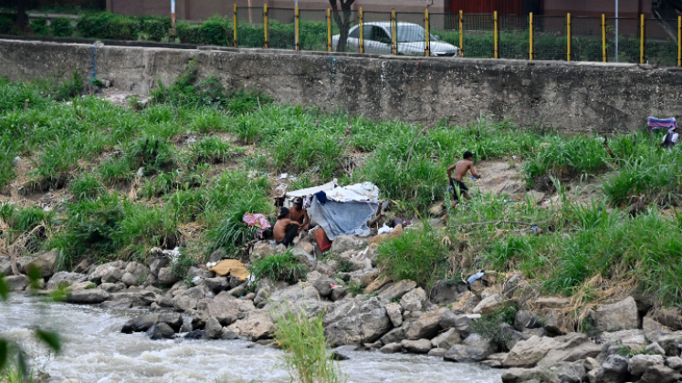 Vecinos y transeúntes observan con preocupación el aumento del número de ‘cambuches’ a los costados del Río Pamplonita.