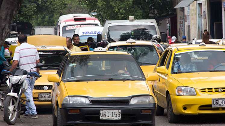 El mes pasado, el precio mínimo de la carrera de taxi subió a $7.000, un alza de 13% sobre el monto anterior ($6.000)./ Foto Archivo