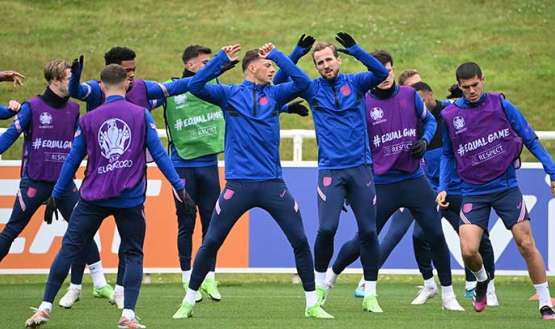 La selección de Inglaterra en los últimos preparativos hacia el partido contra  Dinamarca.