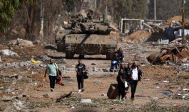  Name Territorios palestinos-Los palestinos huyen hacia el norte en las afueras del sur de la ciudad de Gaza, junto a tanques del ejército israelí el 24 de noviembre, tras un alto el fuego de cuatro días.