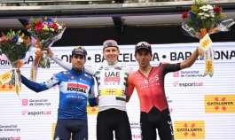Egan Bernal ciclista colombiano (a la derecha), tercero en la Vuelta a Cataluña 2024.