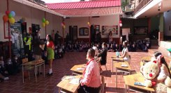 Los estudiantes de primaria fueron recibidos con música, teatro y danzas. Foto: Roberto Ospino/La Opinión.