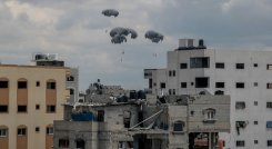 Ayudas humanitarias caen desde aviones sobre la Franja de Gaza