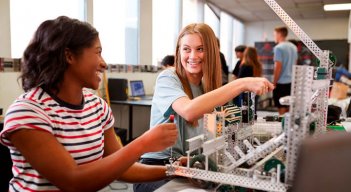 Es necesario crear herramientas que acerquen a las niñas, adolescentes y mujeres a las disciplinas STEM tanto como a nuevas habilidades empresariales