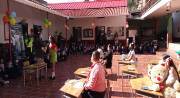 Los estudiantes de primaria fueron recibidos con música, teatro y danzas. Foto: Roberto Ospino/La Opinión.