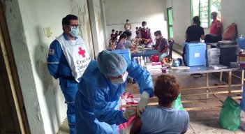 Cruz Roja Colombiana vacunando.