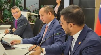Ministros de Transporte de Colombia y Venezuela firman acuerdos.