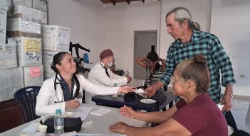 Más de 150 personas acudieron a la primera jornada de salud en el Consulado de Colombia en San Cristóbal. Fotos: Anggy Polanco / La Opinión.