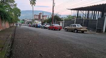Hasta seis horas se lleva abastecer combustible en Táchira. Foto Anggy Polanco / La Opinión
