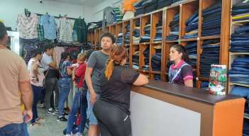 Comerciantes comienzan a recibir compradores a última hora y esperan cumplir con sus expectativas. Fotos Anggy Polanco / La Opinión 