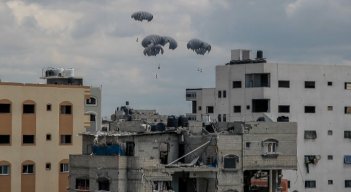 Ayudas humanitarias caen desde aviones sobre la Franja de Gaza