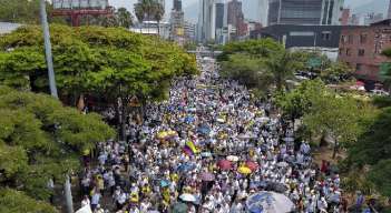 Las calles de Medellín y Cali se vieron ampliamente concurridas por parte de ciudadanos que salieron a protestar contra el Gobierno./ Fotos AFP