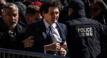 El exdirector ejecutivo y fundador de FTX, Sam Bankman-Fried, llega al tribunal federal de EE. UU. en Nueva York el 30 de marzo de 2023. Bankman-Fried, el prodigio de las criptomonedas deshonrado, fue sentenciado a 25 años de cárcel el 28 de marzo de 2024, luego de su condena en uno de los mayores casos de fraude financiero de la historia. / Foto: AFP