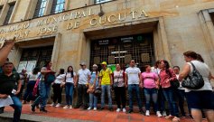 Docentes provisionales protestan frente a la Alcaldía de Cúcuta. Foto cortesía