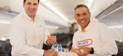 El director ejecutivo de LATAM Airlines Colombia, Santiago Álvarez, y el presidente de Productos Ramo, Bernardo Serna Gámez. / Foto: Cortesía